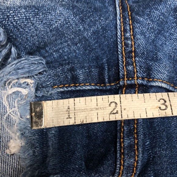 Old Navy boyfriend jean shorts, 5 pkt styling cut-offs, medium wash -size 4 - Picture 7 of 7